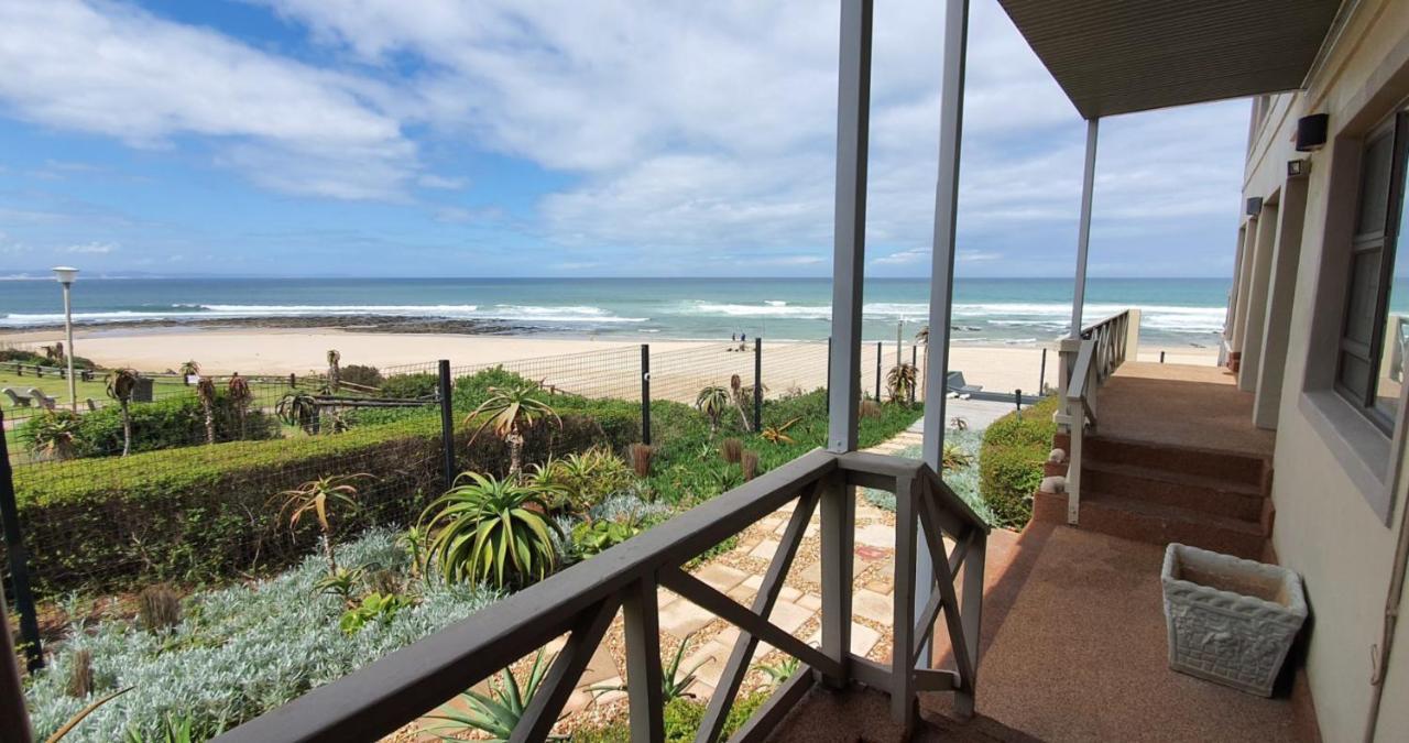 On The Beach Guesthouse Jeffreys Bay Exterior photo