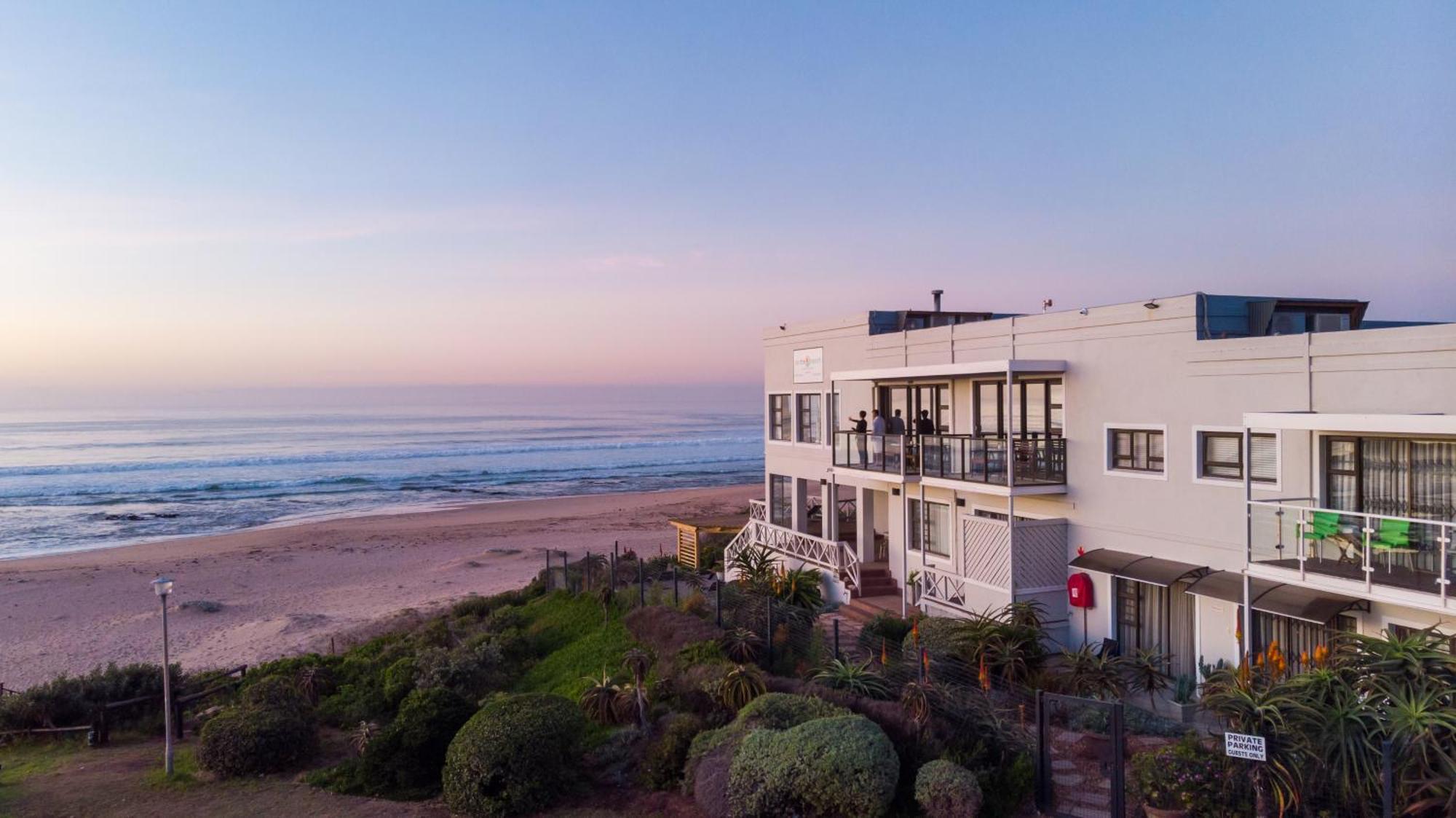 On The Beach Guesthouse Jeffreys Bay Exterior photo